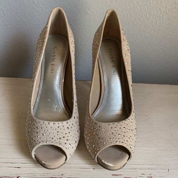 Gianni Bini Nude Peep Toe Heels With Silver Embellishments Size 7.5 - Picture 2 of 8